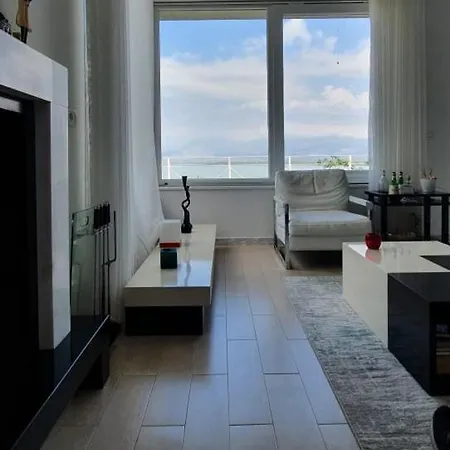 別荘 The Lakeview Cottage Near Shiroka Center Široka