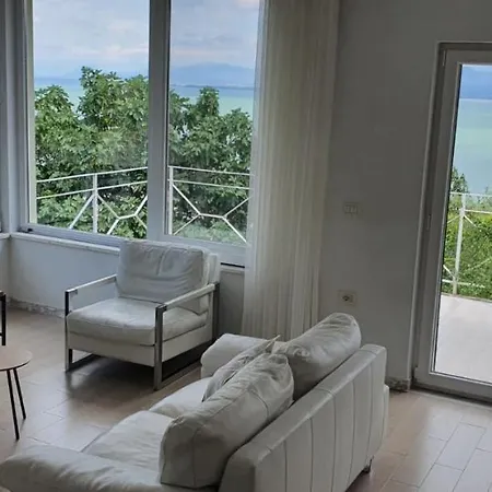 別荘 The Lakeview Cottage Near Shiroka Center Široka