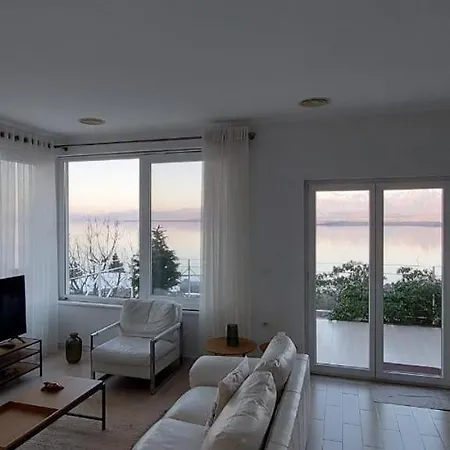 別荘 The Lakeview Cottage Near Shiroka Center *